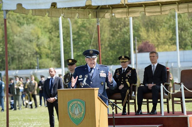 Ceremonia de schimbare a comenzii SACEUR. foto: www.nato.int
