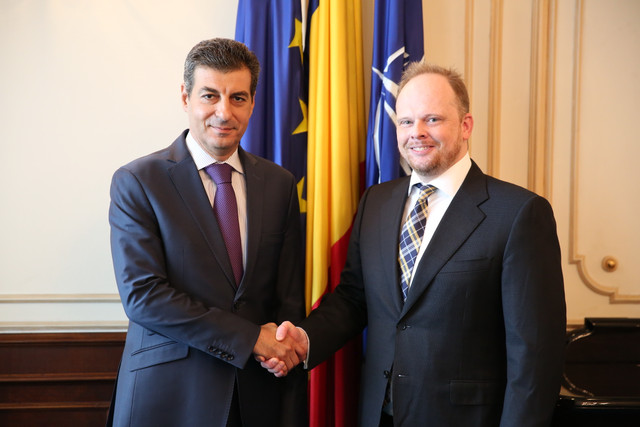 Ministrul apărării naționale, Mihnea Motoc, împreună cu ambasadorul Canadei la București, Kevin Hamilton - foto Valentin Ciobîrcă